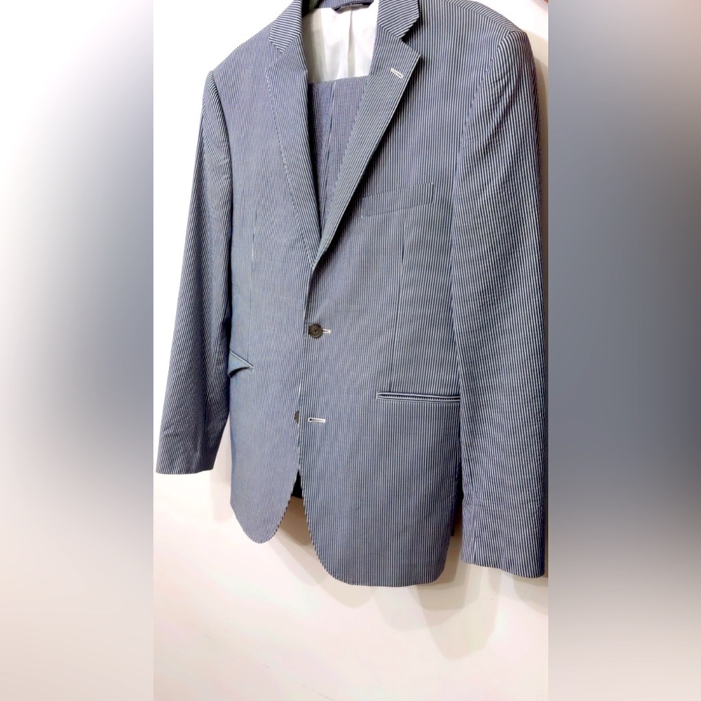 Saks Fifth Avenue Men’s Seersucker Navy/White striped 2-piece suit